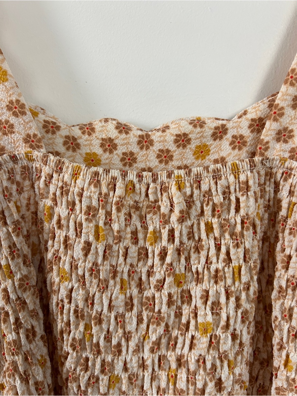 Floral Scallop-Neck Tank Top in Cream - Picture 4 of 4